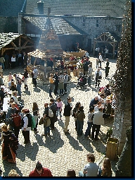 Der Innenhof voller zufriedener Besucher